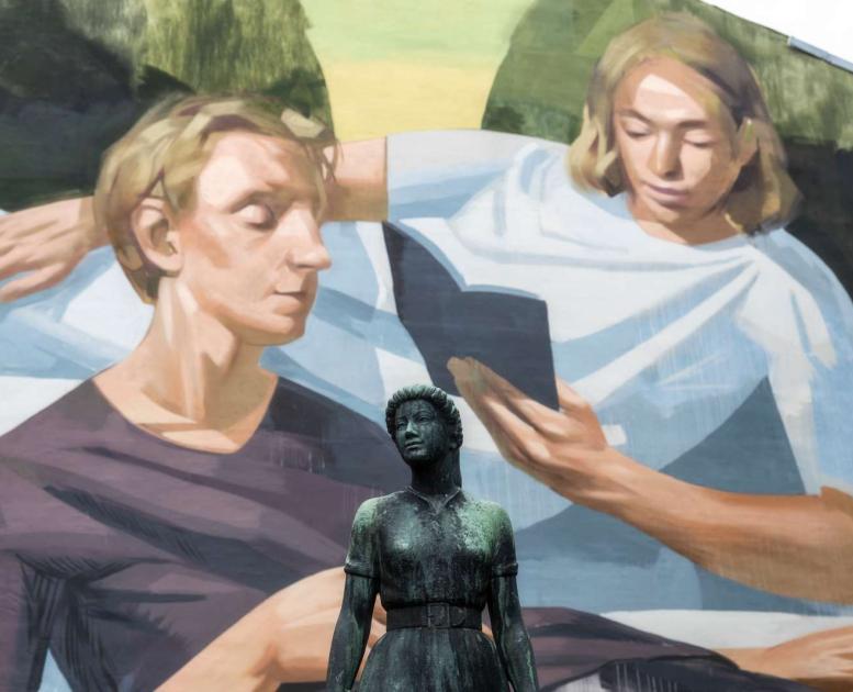 Skulptur og gavlmaleri på Skulpturalléen i Horsens