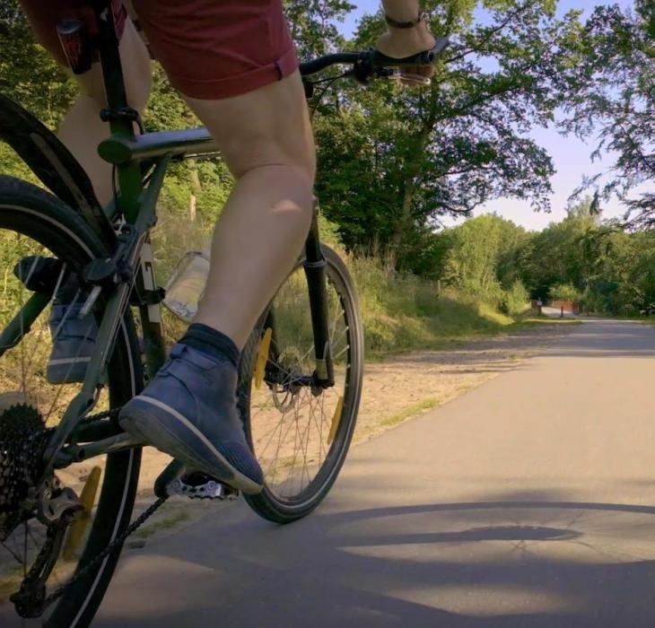 Zwei Radfahrer im Küstenland in Dänemark
