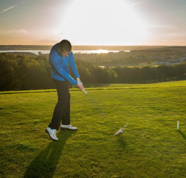 Golfspieler schlägt einen Golfball im Stensballegaard Golfklub in Horsens ab