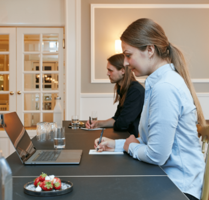 Zwei Sitzungsteilnehmer sitzen auf die tisch zu ein Treffen bei Hotel Jørgensen im Horsens